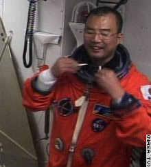 Mission specialist Soichi Noguchi verlaat de shuttle
